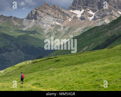 Frau Wandern in den Pyrenäen absteigend Oulettes d'Ossoue in Richtung Gavarnie, Frankreich Stockfoto