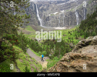 Frau Wandern in den Pyrenäen mit Blick auf den Cirque de Gavarnie, Frankreich Stockfoto