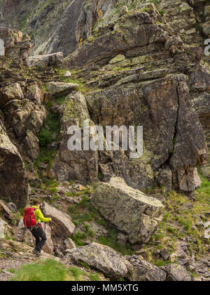 Frau Wandern in den Pyrenäen in absteigender Reihenfolge von Hourquette d'Alanen in Richtung Cirque d'Estaube, Gavarnie, Frankreich Stockfoto