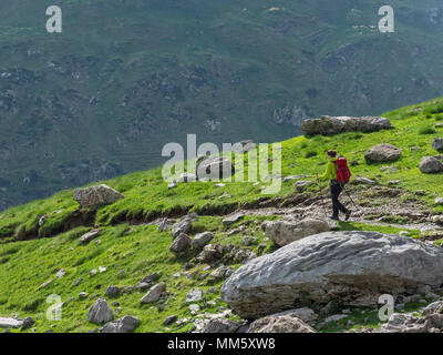 Frau Wandern in den Pyrenäen in absteigender Reihenfolge von Hourquette d'Alanen in Richtung Pont d'Estaube, Gavarnie, Frankreich Stockfoto