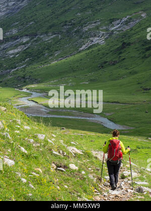 Frau Wandern in den Pyrenäen in absteigender Reihenfolge von Hourquette d'Alanen in Richtung Pont d'Estaube, Gavarnie, Frankreich Stockfoto