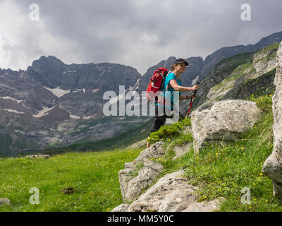 Frau Wandern in den Pyrenäen Blick auf Cirque d'Estaube im Hintergrund, Gavarnie, Frankreich Stockfoto