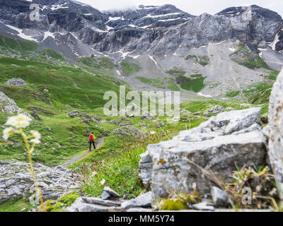 Frau Wandern in den Pyrenäen auf kleinen Pfad durch den Cirque de Troumouse, Frankreich Stockfoto