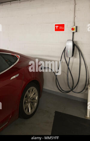 Tesla - Elektroauto Aufladen im unterirdischen Parkhaus/Parkplatz durch Q Park in Cavendish Square betrieben. London. W1G 0 PN. UK. (96) Stockfoto