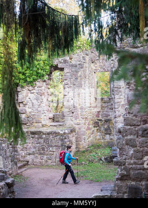 Frau auf Wanderung im Nördlichen Schwarzwald, Überschreiten der Ruinen der Burg Zavelstein Bad Teinach-Zavelstein, Baden-Württemberg, Deutschland Stockfoto