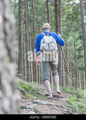 Ansicht der Rückseite des älteren Mann im mittleren Schwarzwald, Baden-Württemberg, Deutschland Stockfoto