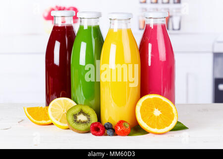 Saft smoothie Smoothies in der Flasche Obst Früchte frisch Trinken Stockfoto