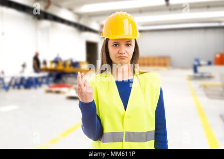 Junge Ingenieurin mit Pech, Daumen Geste als unglücklich professionelle Konzept nicht auf Indoor factory Hintergrund Stockfoto