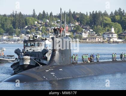 BREMERTON, Washington (7. Mai 2018) Segler, die seawolf-Klasse schnell-Angriffs-U-Boot USS Connecticut (SSN 22) Rückkehr in die Heimat zu Naval Base Kitsap-Bremerton nach Abschluss der multinationale maritime Ice-Übung (ICEX) in den Polarkreis, 7. Mai 2018. ICEX 2018 ist ein 5-wöchigen Übung, die Marine ihre Einsatzbereitschaft in der Arktis, die Erfahrung in der Region, Vorauszahlung Verständnis der arktischen Umwelt zu bewerten, und ihre Beziehungen zu anderen Dienstleistungen, Verbündete und Partner Organisationen zu entwickeln. (U.S. Marine Foto von Mass Communication Specialist 1 s Stockfoto