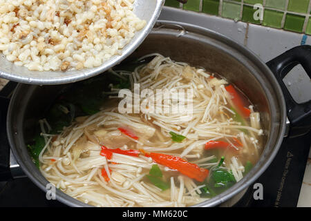 Im Bild ist das Kochen. Es ist Pilz curry mit Ant-Larven. Curry hat der Hauptbestandteil ist goldene Nadel Pilz, melientha suavis, roter Chili, gar Stockfoto
