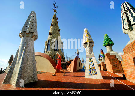 Schornsteine von Antoni Gaudi auf dem Palau Güell, Barcelona, Katalonien, Spanien Stockfoto