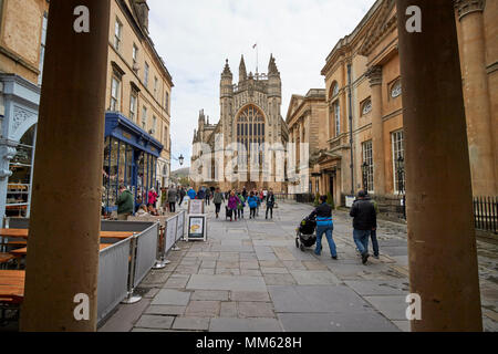 Blick aus dem Norden Kolonnade über Abtei Kirchhof in Richtung Bath Abbey Badewanne England Großbritannien Stockfoto