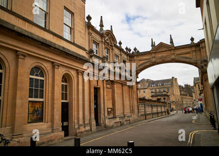 Blick entlang York Street vorbei an den römischen Bädern inklusive der dekorativen Brücke, die Wasser in die Stadt Wäsche Badewanne England UK durchführen Stockfoto