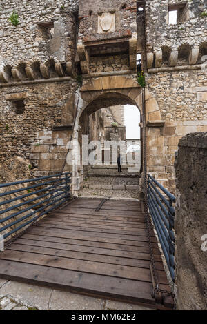 Sermoneta, Italien - eine sehr kleine und wunderbare mittelalterliche Stadt in der Provinz Latina, Region Latium, alle in Stein mit berühmten caetani Schloss Stockfoto