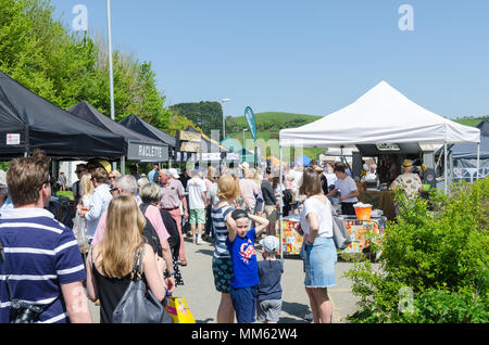 Besucher in Salcombe Crabfest essen und trinken Festival im Segeln Stadt Salcombe, South Hams, Devon, Großbritannien Stockfoto