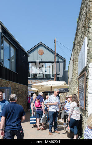 Besucher in Salcombe Crabfest essen und trinken Festival im Segeln Stadt Salcombe, South Hams, Devon, Großbritannien Stockfoto