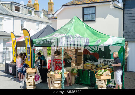 Salcombe Crabfest essen und trinken Festival im Segeln Stadt Salcombe, South Hams, Devon, Großbritannien Stockfoto