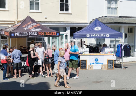 Besucher in Salcombe Crabfest essen und trinken Festival im Segeln Stadt Salcombe, South Hams, Devon, Großbritannien Stockfoto