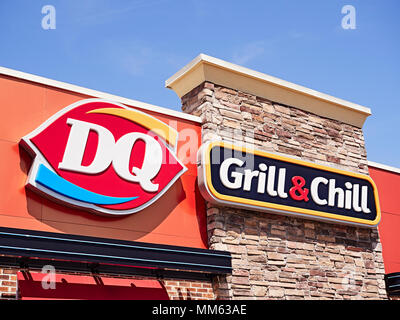 Dairy Queen oder DQ Grill & Chill unterzeichnen und Logo auf der Außenseite des Fast food Eis Franchise in Montgomery Alabama, USA. Stockfoto