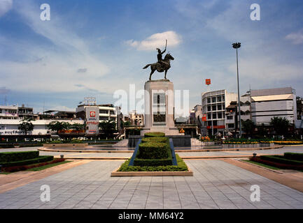 Thai Geschichte - König Taksin Statue in Wong Wian Yai in Bangkok, Thailand in Südostasien im Fernen Osten. Historische Reisen Stockfoto