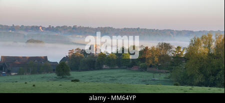 St Marys Kirche Upper Heyford im Frühjahr bei Sonnenaufgang. Upper Heyford, Oxfordshire, England. Panoramablick Stockfoto