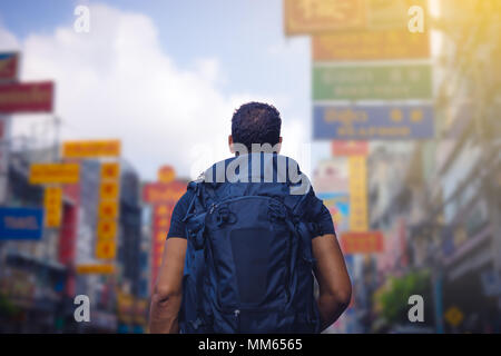 Zurück Blick auf ein Backpacker in Chinatown Road in Bangkok suchen in Morgen, Thailand Stockfoto