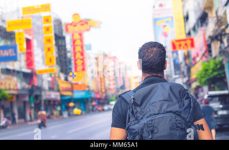 Rückseite eines Backpacker Erkundung Yaowarat Road in Bangkok, Thailand, Südostasien. Stockfoto