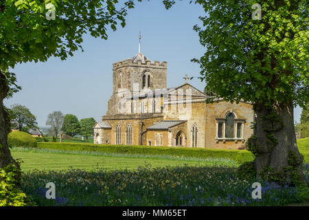 Die Kirche der Heiligen als aus Gründen der Lamport Hall, Northamptonshire, Großbritannien gesehen; die ältesten Teile der Kirche stammen aus dem 13. Jahrhundert. Stockfoto