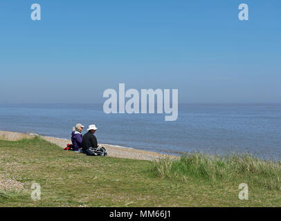 Paar starrte auf das Meer, Minsmere, ein RSPB Nature Reserve, Suffolk, England Großbritannien Stockfoto