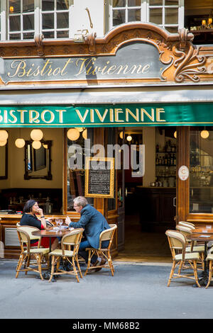 Mitte tag Pause für ein Glas Wein im Bistrot Vivienne in der 2. Arrondissement, Paris, Frankreich Stockfoto