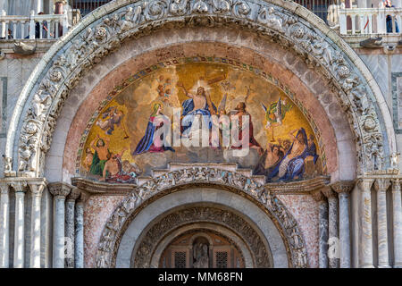 Der auferstandene Christus Mosaik über dem Eingang der Basilika di San Marco, Piazza San Marco, Venedig, Venetien, Italien Stockfoto