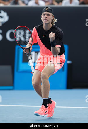 Kanadische tennis player Denis Shapovalov Bilden einer Faust und Jubel während der Männer singles Match in Australian Open Tennis Turnier 2018, Melbourne Par Stockfoto