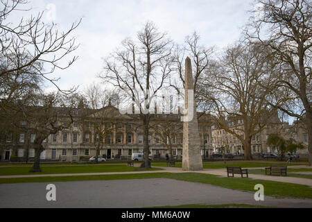 Queen Square Garden und Obelisk Badewanne errichtet von Beau Nash zu Ehren von Friedrich Prinz von Wales England Großbritannien Stockfoto