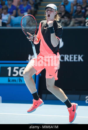 Kanadische tennis player Denis Shapovalov Bilden einer Faust und Jubel während der Männer singles Match in Australian Open Tennis Turnier 2018, Melbourne Par Stockfoto