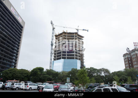 San Antonio, Texas - 18. April 2018: der kommerzielle Bau eines neuen Hochhaus in der Innenstadt von San Antonio. Stockfoto