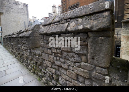 Verbleibende Teil der mittelalterlichen Stadtmauer der Stadt Bath England Großbritannien Stockfoto