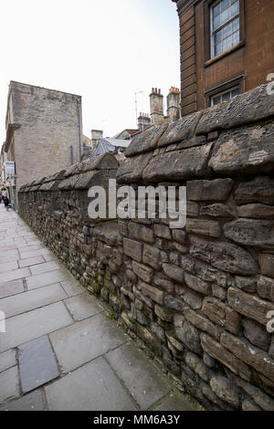 Verbleibende Teil der mittelalterlichen Stadtmauer der Stadt Bath England Großbritannien Stockfoto