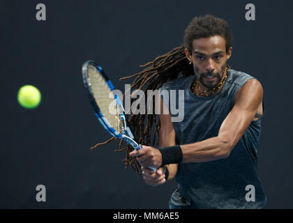 Deutsche Tennisspieler Dustin Brown spielen Vorhand Schuß in Australian Open Tennis Turnier 2018, Melbourne Park, Melbourne, Victoria, Australien. Stockfoto