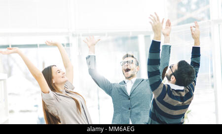 Konzept der Sieg - die jubelnde Business Team im Kreis stehend, Hände oben in Freude Erfolg. Stockfoto