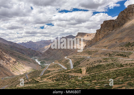 Lkw Klettern bis in Gata Loops auf Manali - Leh in Ladakh, Indien Stockfoto