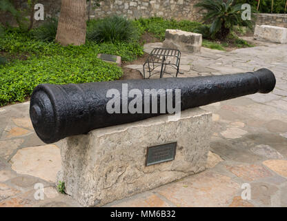 San Antonio, Texas - 18. April 2018: Historische antike Kanone, die in der Schlacht von Alamo verwendet wurde. Stockfoto