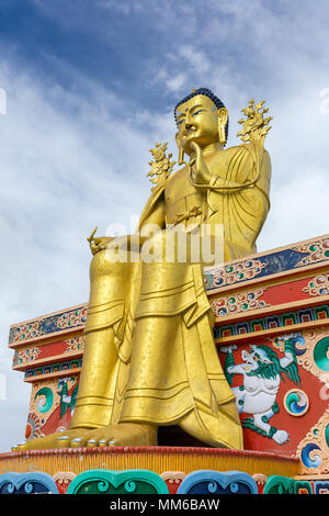 Die Statue des Maitreya in Likir Gompa (Kloster) in Ladakh, Indien Stockfoto