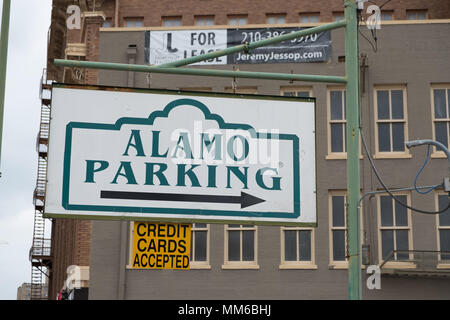 San Antonio, Texas - 18. April 2018: Alamo Parkplatz Schild am Alamo Plaza in San Antonio, Texas. Stockfoto