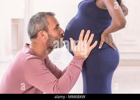 SCHWANGERE FRAU & MANN Stockfoto