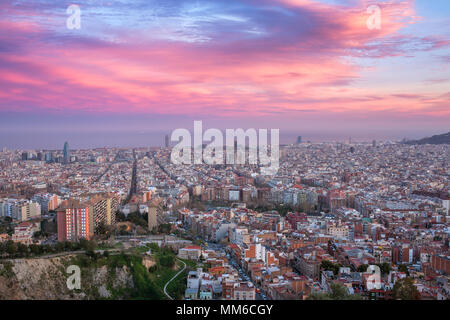 Schönen Ausblick auf Barcelona City Skyline und Sagrada Familia bei Sonnenuntergang, Spanien Stockfoto