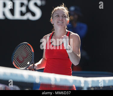 Rumänische Tennisspieler Simona Halep Bilden einer Faust und Jubel während der Frauen singles Match in Australian Open Tennis Turnier 2018, Melbourne Par Stockfoto