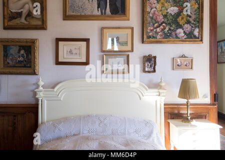 Schlafzimmer Innenraum mit Kunstsammlung in Giverny, das Haus und die Gärten von Claude Monet in Giverny, Frankreich Stockfoto