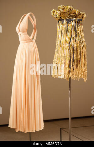 Kleider von tunesischen Designer Azzedine Alaia klicken Sie auf das Design Museum, Kensington, in einer Ausstellung namens "azzedine Alaia: Der Couturier'. Stockfoto