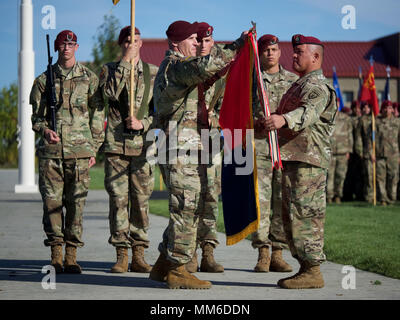 Us-Armee Oberst Jason Jones, 4. Brigade Combat Team (Airborne), 25 Infanterie Division Commander und Command Sgt. Maj. Robert Duenas, 25.4 IBCT (ABN) command Sergeant Major, ist die Einheit Farben, Kennzeichnung der Brigade von U.S. Army Alaska und ihren bevorstehenden Einsatz in Afghanistan während einer Sept. 8, 2017, die Zeremonie an gemeinsamen Base-Elmendorf - Richardson. Die Farben werden nicht in einem separaten Zeremonie Afghanistan geben an, dass ihre Integration in die internationale Koalition gibt. (U.S. Air Force Foto von David Bedard) Stockfoto