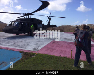 Fünf Flieger von der Kentucky der Air National Guard 123 Spezielle Taktiken Squadron Such- und Rettungsaktionen auf St. John, US Virgin Islands, Sept. 9, 2017, in Verbindung mit 63 der Kentucky Army's National Guard Theater Aviation Brigade. Die Flieger haben mehrere Hubschrauber Landung Zonen kontrolliert und zahlreiche Opfer, indem Sie sie anheben zu Kentucky Army Guard UH-60 Blackhawk Hubschrauber zur Evakuierung evakuiert. (U.S. Air National Guard Foto) Stockfoto